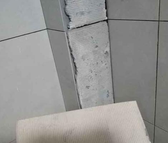 韶关瓷砖空鼓维修公司分享下厨房瓷砖脱落的补救措施。